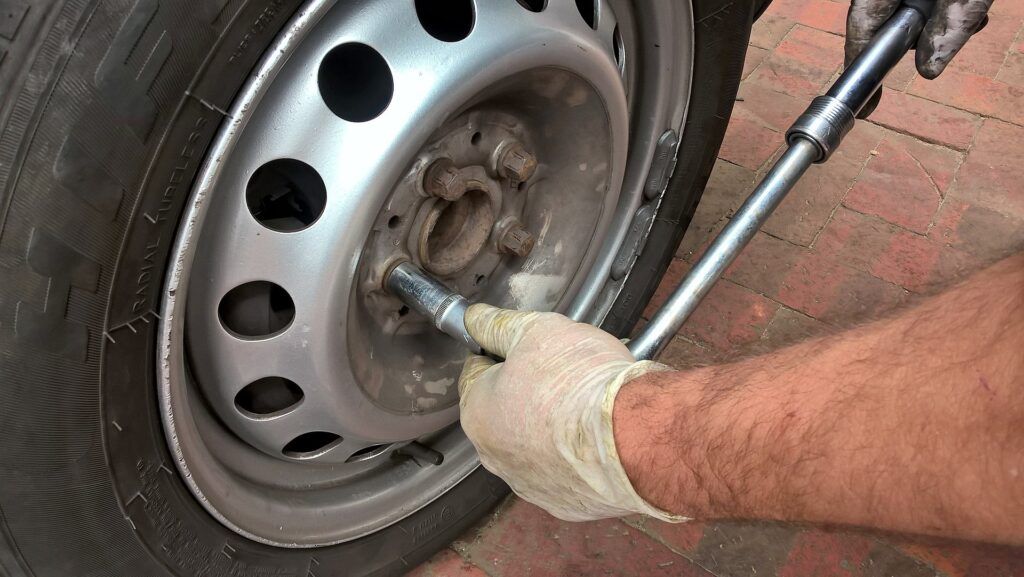 Cambiar las ruedas del coche paso a paso