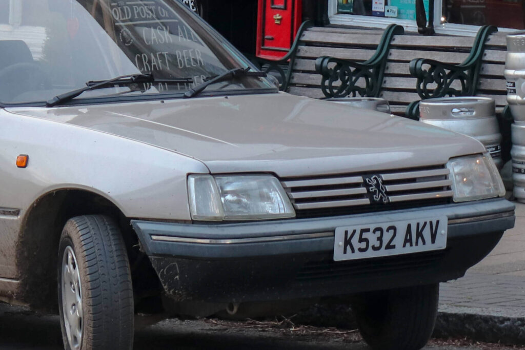 ¿Un Peugeot 205 más caro que un Ferrari?