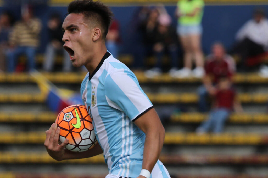 Lautaro, jugador del Inter de Milán, no escasea en coches