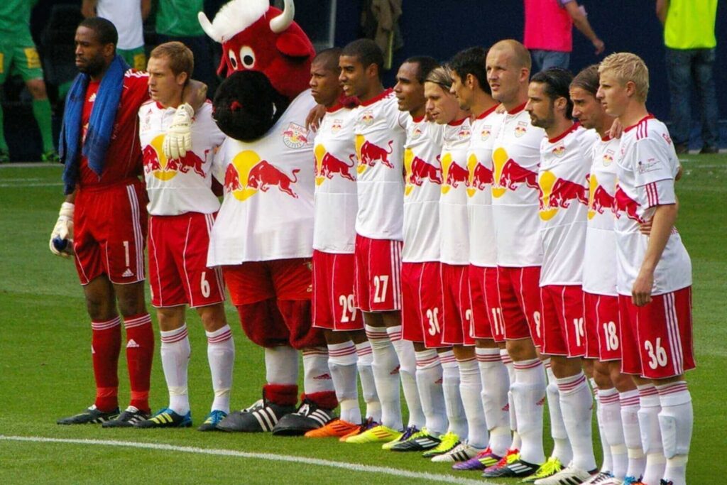 Coche que trasladará a los jugadores del RZ Salzburg a la Champions