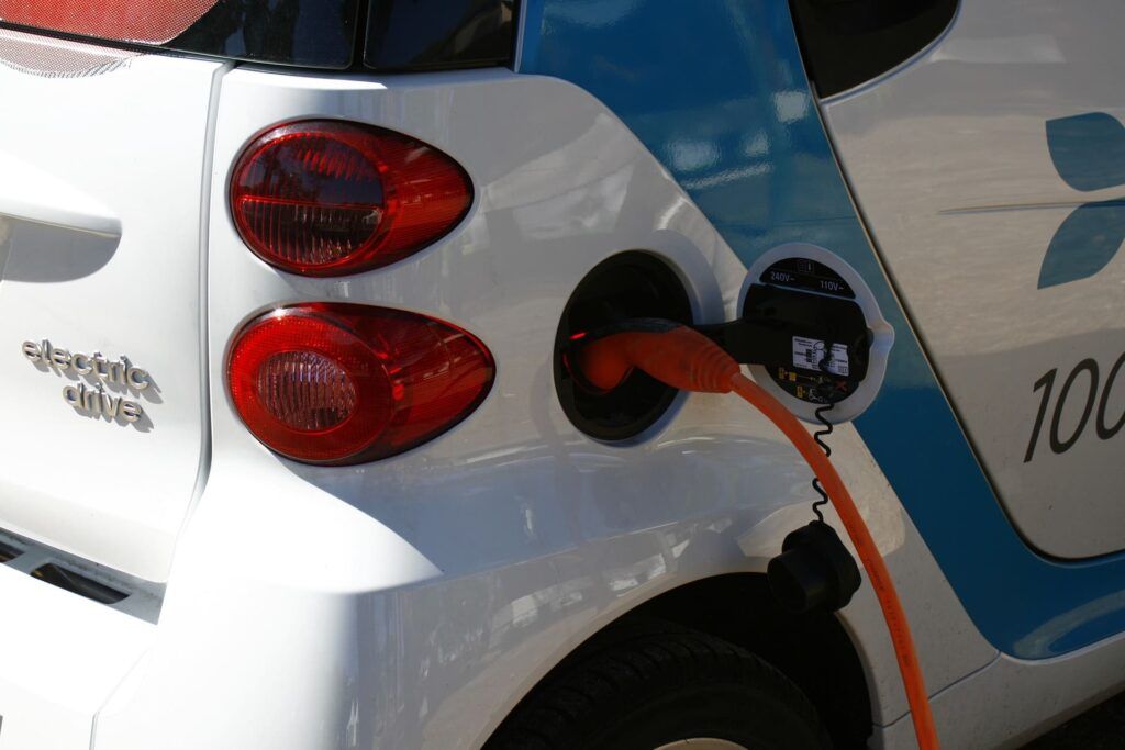 Así se instala un punto de carga o un cargador para coche eléctrico en los garajes